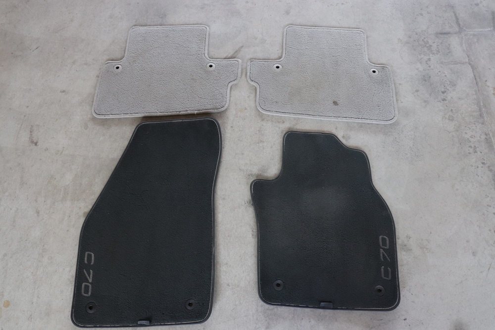 汚れた自動車マット