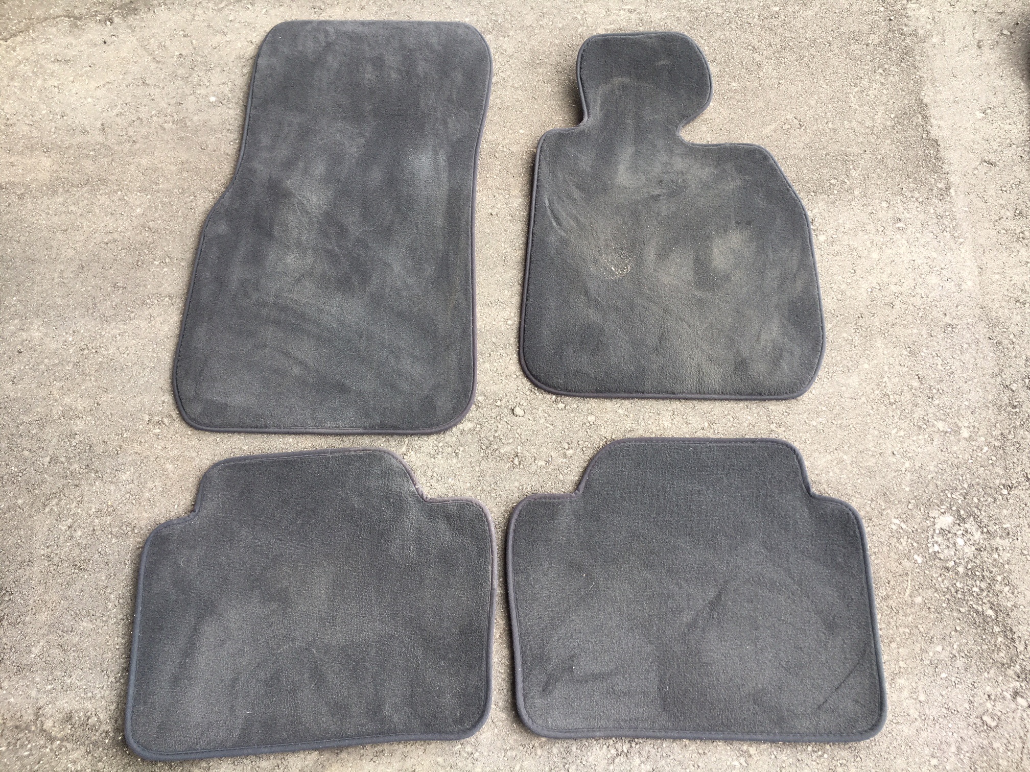 汚れた自動車マット