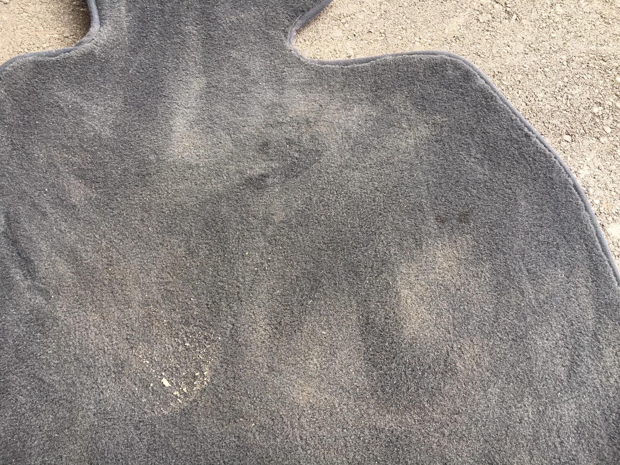 汚れた自動車マット