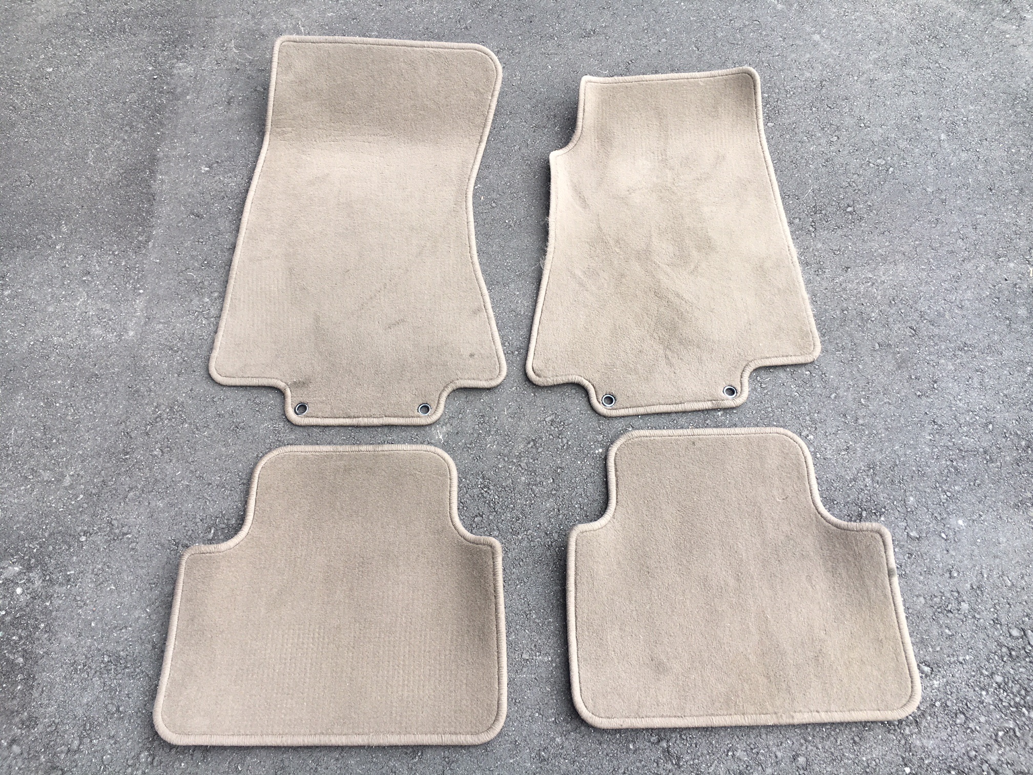 汚れた自動車マット