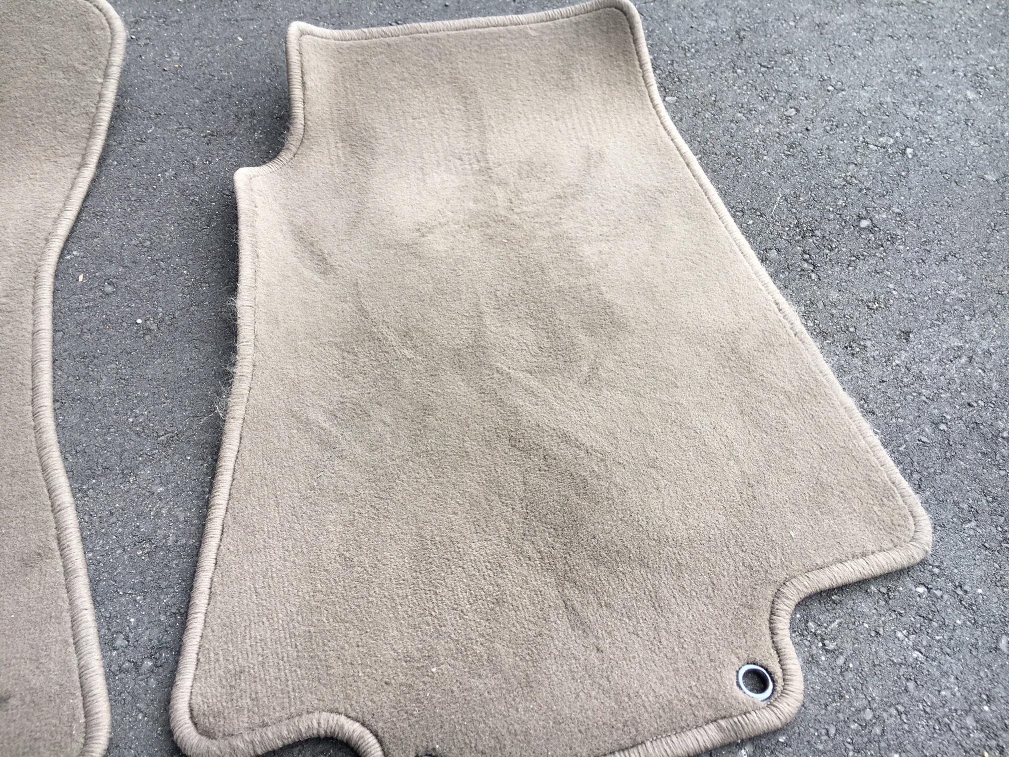 汚れた自動車マット