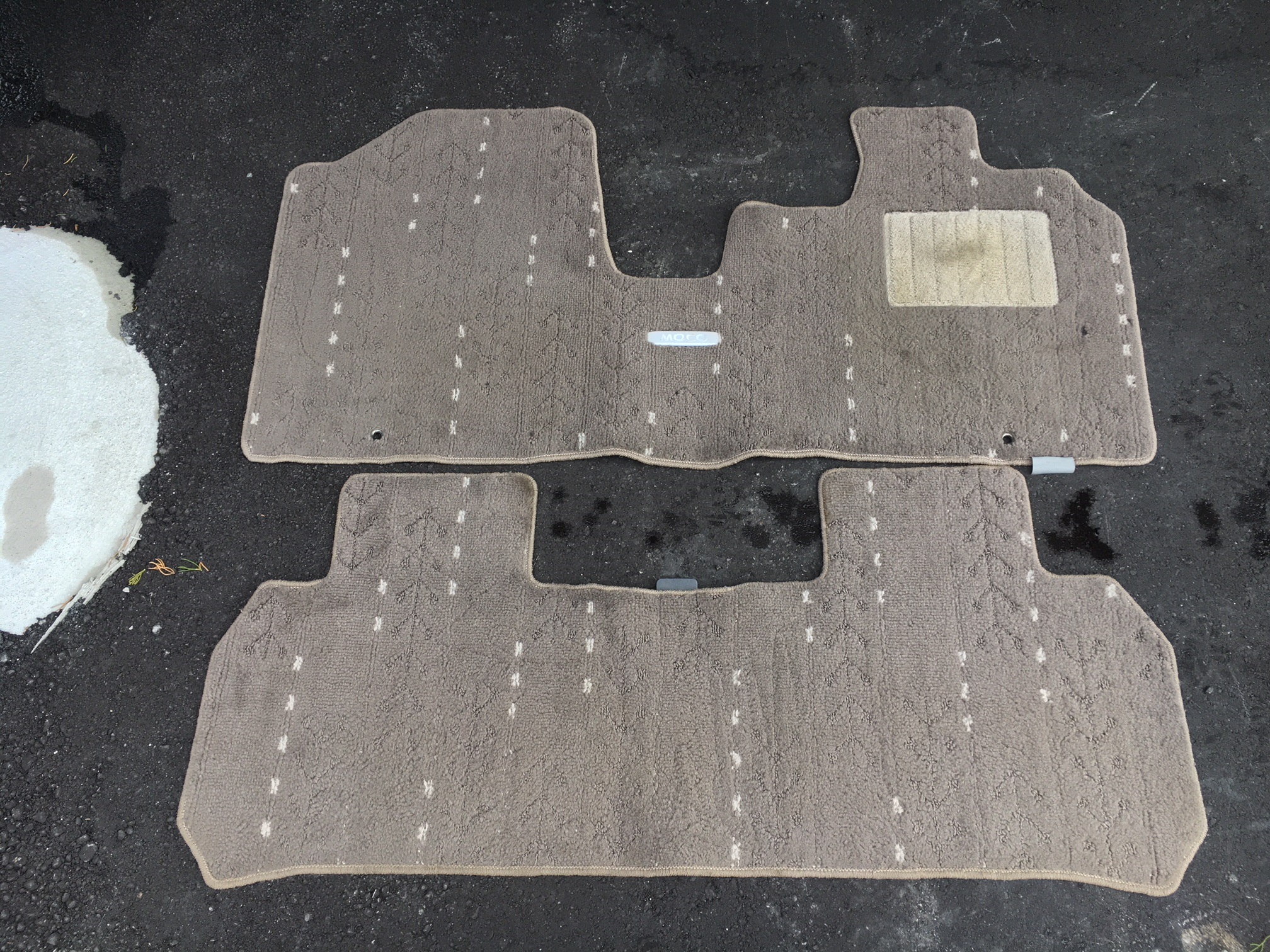 汚れた自動車マット