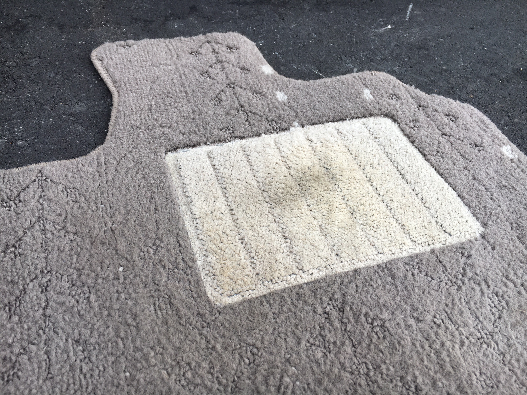 汚れた自動車マット