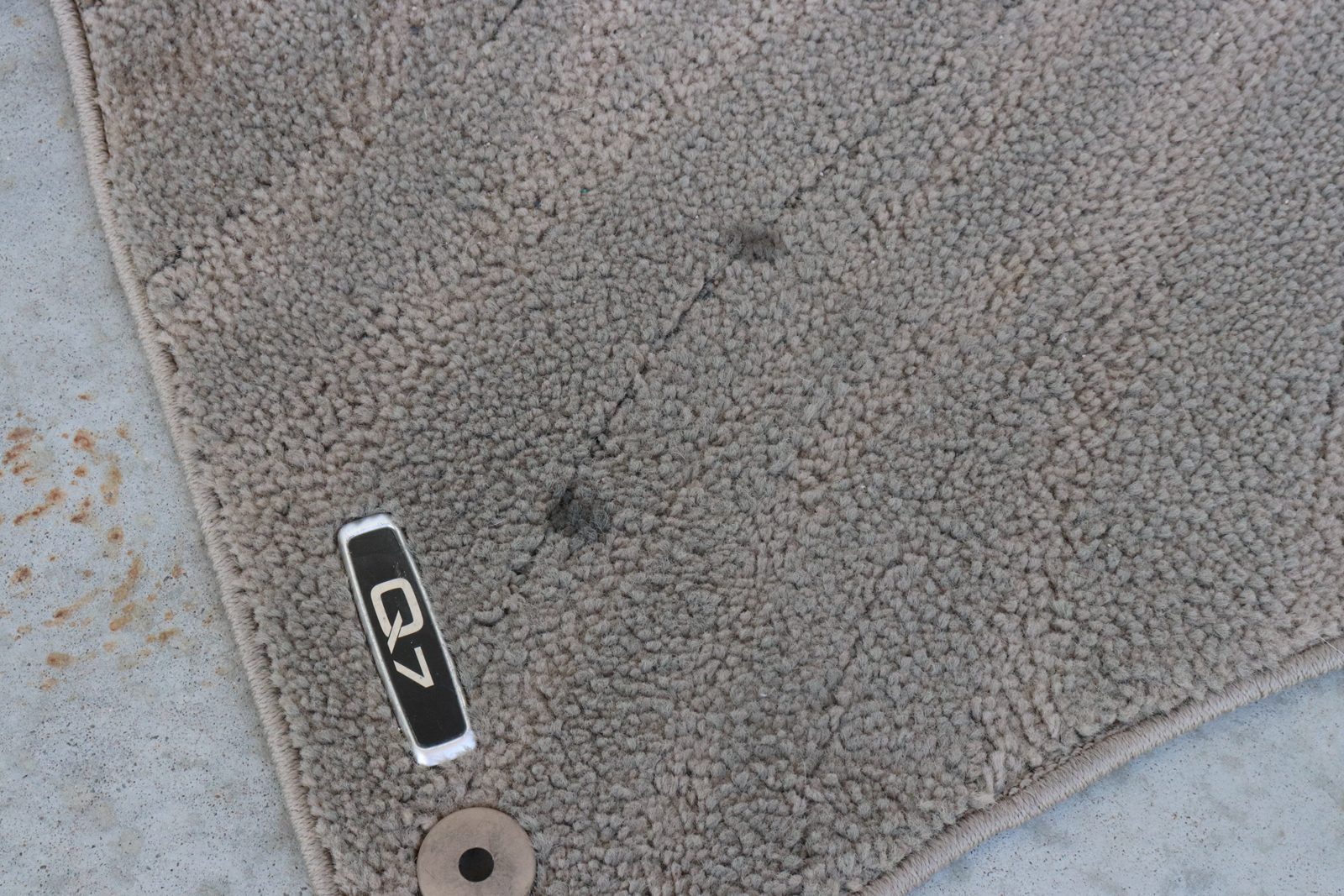 汚れた自動車マット