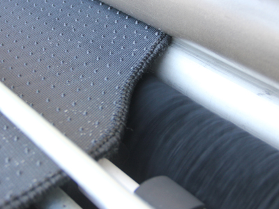 特殊ブラシでのマット清掃